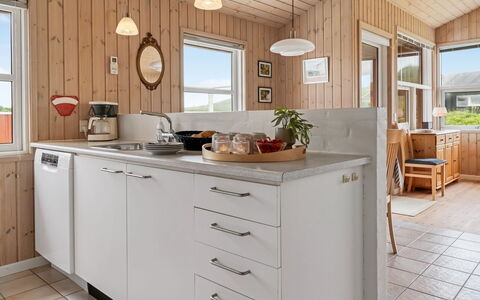 Dolma - 75M from the Sea: Hus, Hjem, Dør, Tag, Sommerhus, Estate, Have, Skygge, Sidespor, Gård