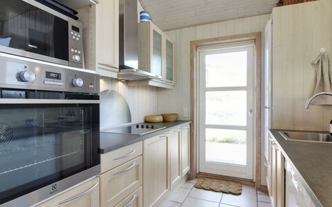 Åmunde - 150M from the Sea: Køkken, Køkken Apparat, Countertop, Cabinetry, Gulvbelægning, Indretning, Større Bandage, Møbel, Træ, Etage