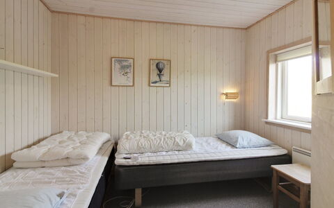 Åmunde - 150M from the Sea: Seng, Træ, Soveværelse, Etage, Sengetøj, Gulvbelægning, Indretning, Sengetøj, Møbel, Loft