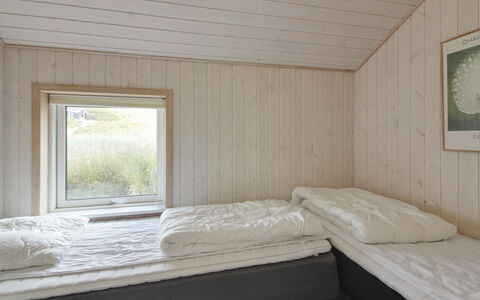 Åmunde - 150M from the Sea: Træ, Soveværelse, Sengetøj, Seng, Sengetøj, Etage, Bed Frame, Loft, Hårdttræ, Bejdse