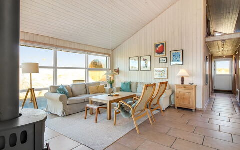 Åmunde - 150M from the Sea: Indretning, Møbel, Gulvbelægning, Etage, Træ, Loft, Couch, Værelse, Trægulve, Stue