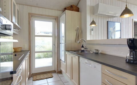 Åmunde - 150M from the Sea: Countertop, Køkken, Indretning, Gulvbelægning, Cabinetry, Køkken Apparat, Træ, Etage, Møbel, Loft