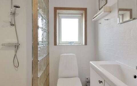 Åmunde - 150M from the Sea: Badeværelse, Væg, Sanitærarmatur, Gulvbelægning, Indretning, Toiletbræt, Toilet, Etage, Loft, Værelse