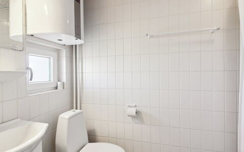 Eydis - 150M from the Sea: Toiletbræt, Væg, Sanitærarmatur, Toilet, Badeværelse, Indretning, Gulvbelægning, Etage, Håndvask, Badeværelsesvask