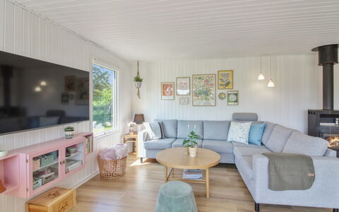 Herma - 300M from the Sea: Gulvbelægning, Indretning, Træ, Couch, Møbel, Etage, Stue, Loft, Værelse