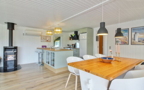 Herma - 300M from the Sea: Indretning, Gulvbelægning, Træ, Loft, Møbel, Etage, Lysarmatur, Trægulve, Køkken, Belysning