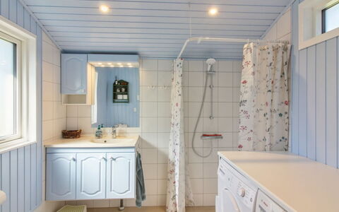 Herma - 300M from the Sea: Indretning, Gulvbelægning, Sanitærarmatur, Loft, Etage, Værelse, Tap, Vvs, Badeværelse, Håndvask