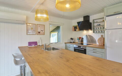 Herma - 300M from the Sea: Gulvbelægning, Indretning, Møbel, Countertop, Etage, Træ, Loft, Cabinetry, Trægulve, Køkken