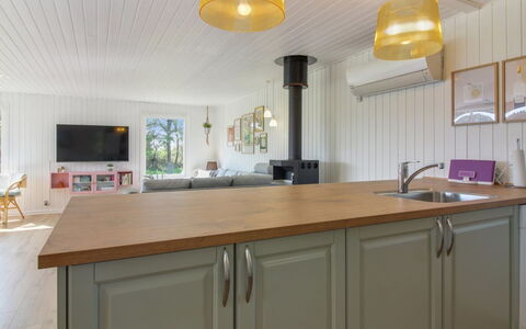 Herma - 300M from the Sea: Gulvbelægning, Køkken, Countertop, Indretning, Møbel, Træ, Etage, Cabinetry, Loft, Køkken Apparat
