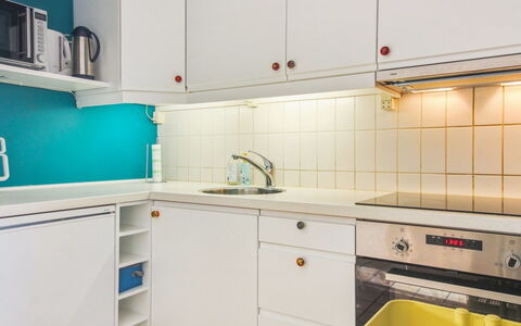Kauko - 150M from the Sea: Køkken, Countertop, Indretning, Køkken Apparat, Større Bandage, Gulvbelægning, Cabinetry, Loft, Køkkenvask, Håndvask