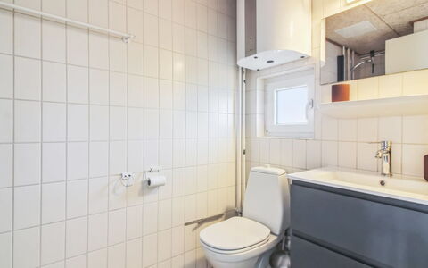 Kauko - 150M from the Sea: Sanitærarmatur, Gulvbelægning, Etage, Håndvask, Indretning, Vvs, Toiletbræt, Badeværelse, Toilet, Værelse
