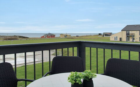 Cariba - 150M from the Sea: Vegetationen, Busk, Forår, Sommerhus, Have, Skygge, Backyard, Gård, Stol