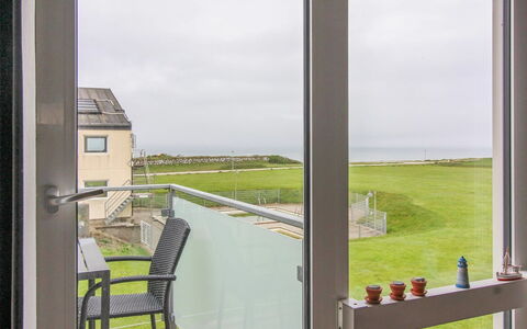 Cariba - 150M from the Sea: Vegetationen, Busk, Forår, Sommerhus, Have, Skygge, Backyard, Gård, Stol