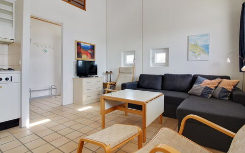 Tomte - 70M from the Sea: Møbel, Indretning, Gulvbelægning, Etage, Træ, Loft, Værelse, Couch, Lejlighed, Stue