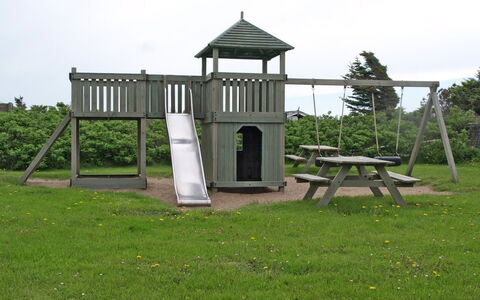 Tomte - 70M from the Sea: Legetøjsrutsjebane, Lawn, Parkere, Have, Skygge, Legepladsudstyr, Gård, Landscaping, Chute, Backyard