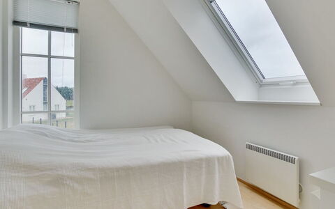 Adrian - 200M from the Sea: Indretning, Træ, Gulvbelægning, Loft, Etage, Soveværelse, Hjem, Belysning, Seng, Værelse