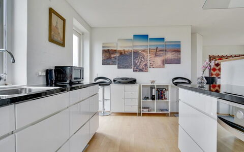 Adrian - 200M from the Sea: Køkken, Gulvbelægning, Indretning, Countertop, Cabinetry, Træ, Køkken Apparat, Etage, Møbel, Hjem