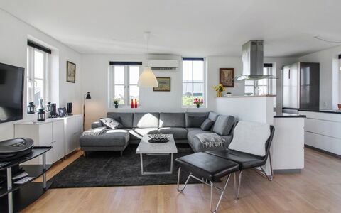 Adrian - 200M from the Sea: Møbel, Indretning, Gulvbelægning, Couch, Etage, Loft, Stue, Bord, Stol, Værelse