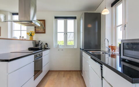 Adrian - 200M from the Sea: Køkken, Countertop, Køkken Apparat, Cabinetry, Gulvbelægning, Indretning, Træ, Etage, Større Bandage, Møbel