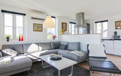 Adrian - 200M from the Sea: Møbel, Couch, Indretning, Gulvbelægning, Stue, Etage, Loft, Bord, Hjem, Værelse