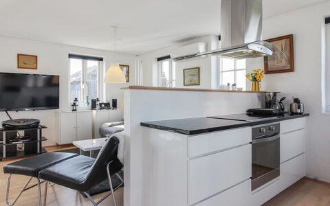 Adrian - 200M from the Sea: Møbel, Indretning, Køkken, Gulvbelægning, Countertop, Cabinetry, Køkken Apparat, Træ, Etage, Loft