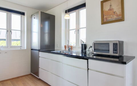 Adrian - 200M from the Sea: Køkken, Countertop, Cabinetry, Gulvbelægning, Køkken Apparat, Træ, Indretning, Etage, Større Bandage, Husholdningsapparat