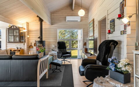 Mathy - 900M from the Sea: Træ, Møbel, Indretning, Stue, Gulvbelægning, Trægulve, Loft, Couch, Hjem, Etage