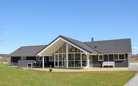 Steen - 800M from the Sea: Bygning, Hus, Vindue, Hjem, Tag, Boligområde, Busk, Sommerhus, Land Lot