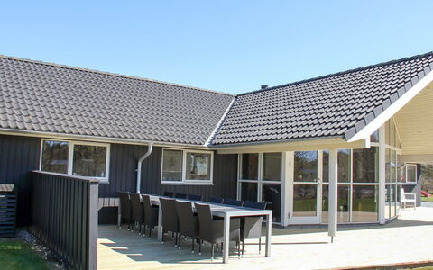 Steen - 800M from the Sea: Bygning, Hus, Vindue, Hjem, Tag, Boligområde, Busk, Sommerhus, Land Lot