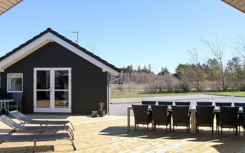 Steen - 800M from the Sea: Bygning, Hus, Vindue, Hjem, Tag, Boligområde, Busk, Sommerhus, Land Lot