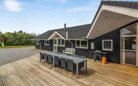 Steen - 800M from the Sea: Bygning, Hus, Vindue, Hjem, Tag, Boligområde, Busk, Sommerhus, Land Lot
