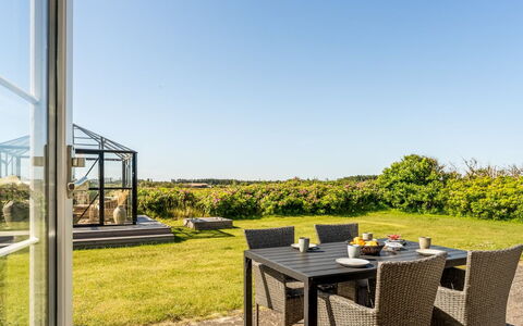 Mata - 700M from the Sea: Hus, Hjem, Tag, Boligområde, Sommerhus, Estate, Stuehus, Lawn, Landscaping, Sidespor