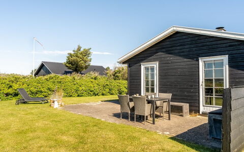 Mata - 700M from the Sea: Hus, Hjem, Tag, Boligområde, Sommerhus, Estate, Stuehus, Lawn, Landscaping, Sidespor