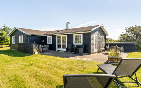 Mata - 700M from the Sea: Hus, Hjem, Tag, Boligområde, Sommerhus, Estate, Stuehus, Lawn, Landscaping, Sidespor