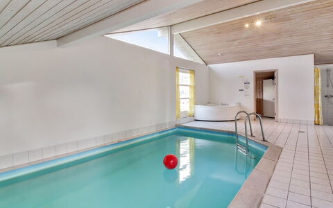 Gesine - 900M from the Sea: Loft, Gulvbelægning, Indretning, Etage, Kompositmateriale, Møbel, Udvej, Hotel, Design, Dagslys