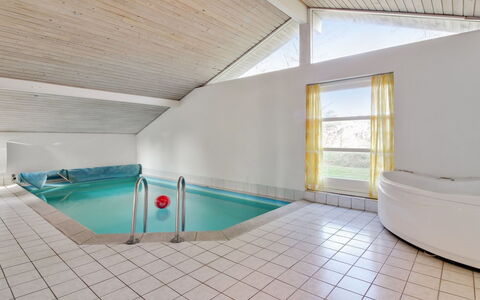 Gesine - 900M from the Sea: Loft, Gulvbelægning, Indretning, Etage, Kompositmateriale, Møbel, Udvej, Hotel, Design, Dagslys