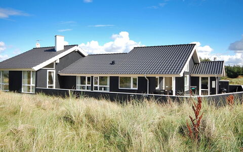 Huno - 400M from the Sea: Svømmepøl, Udendørs Møbler, Møbel, Udvej, Flise, Eco Hotel, Skygge, Stol, Fritid, Estate