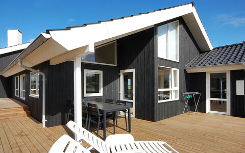 Huno - 400M from the Sea: Svømmepøl, Udendørs Møbler, Møbel, Udvej, Flise, Eco Hotel, Skygge, Stol, Fritid, Estate