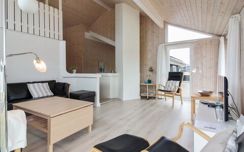 Huno - 400M from the Sea: Svømmepøl, Udendørs Møbler, Møbel, Udvej, Flise, Eco Hotel, Skygge, Stol, Fritid, Estate