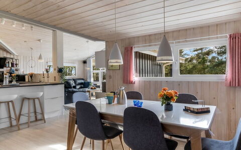 Richardine - 850M from the Sea: Bygning, Hus, Træ, Hjem, Tag, Sommerhus, Boligområde, Busk, Arkitektur