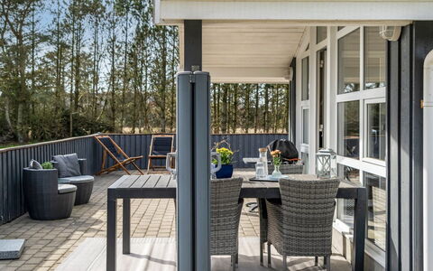 Richardine - 850M from the Sea: Bygning, Hus, Træ, Hjem, Tag, Sommerhus, Boligområde, Busk, Arkitektur