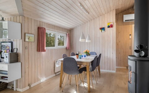 Richardine - 850M from the Sea: Loft, Gulvbelægning, Indretning, Etage, Kompositmateriale, Møbel, Udvej, Hotel, Design, Dagslys