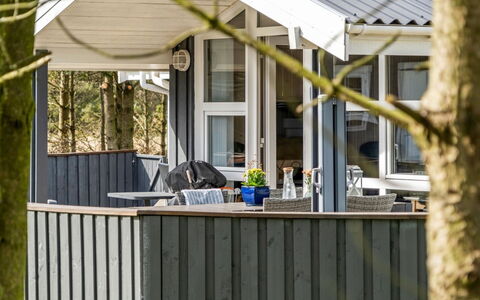 Richardine - 850M from the Sea: Loft, Gulvbelægning, Indretning, Etage, Kompositmateriale, Møbel, Udvej, Hotel, Design, Dagslys
