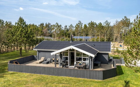 Richardine - 850M from the Sea: Loft, Gulvbelægning, Indretning, Etage, Kompositmateriale, Møbel, Udvej, Hotel, Design, Dagslys