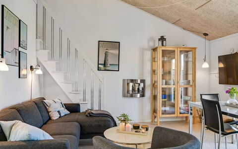 Brod - 150M from the Sea: Møbel, Indretning, Væg, Couch, Gulvbelægning, Træ, Loft, Stue, Etage, Lysarmatur
