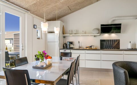 Brod - 150M from the Sea: Møbel, Køkken, Indretning, Countertop, Gulvbelægning, Loft, Lysarmatur, Køkken Apparat, Køkken & Spisebord, Stol