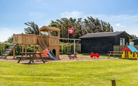 Brod - 150M from the Sea: Græs, Offentlige Rum, Skygge, Lawn, Fritid, Have, Legepladsudstyr, Sommerhus, Landscaping, Fritid