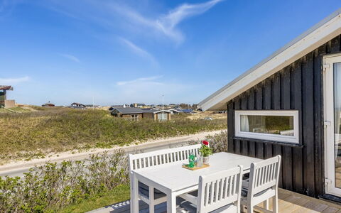 Doritea - 50M from the Sea: Sommerhus, Hjem, Hus, Tag, Veranda, Estate, Sidespor, Garden Bygninger, Stuehus, Gård