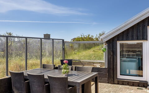 Doritea - 50M from the Sea: Sommerhus, Hjem, Hus, Tag, Veranda, Estate, Sidespor, Garden Bygninger, Stuehus, Gård