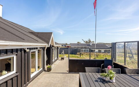 Doritea - 50M from the Sea: Sommerhus, Hjem, Hus, Tag, Veranda, Estate, Sidespor, Garden Bygninger, Stuehus, Gård